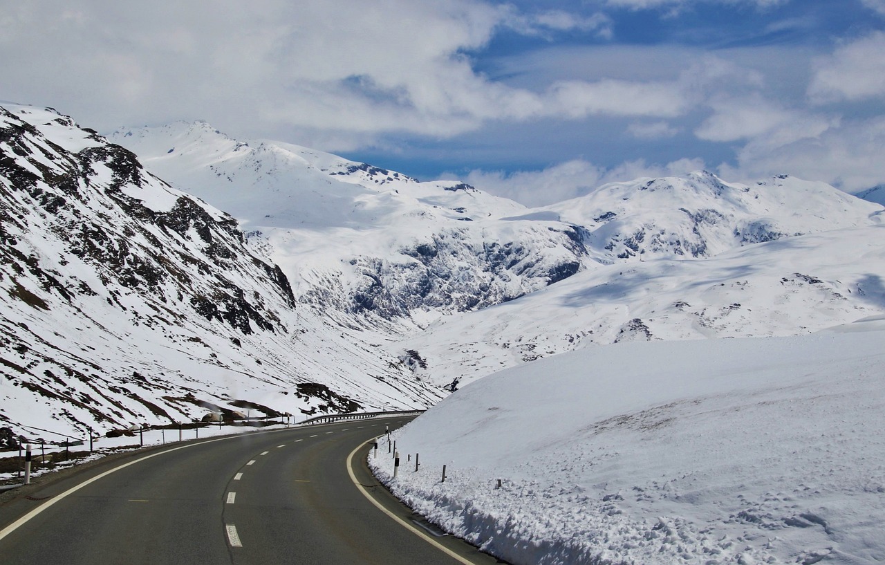 Strasse in einer Berglandschaft