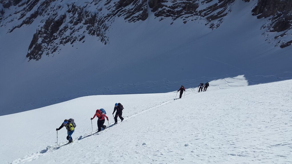 Bergwanderungen durch den Tiefschnee