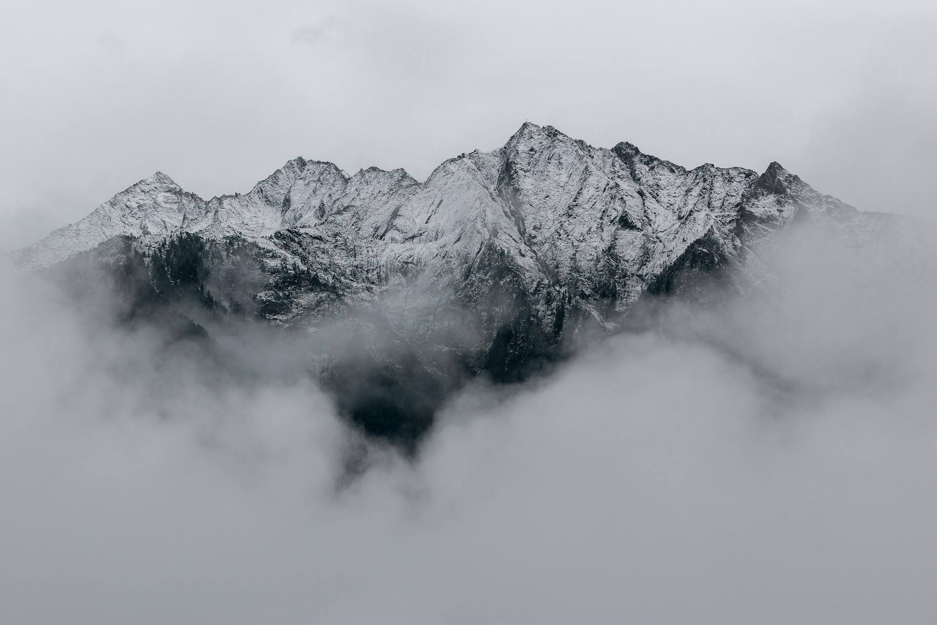 Berg hinter nebeligen Wolken