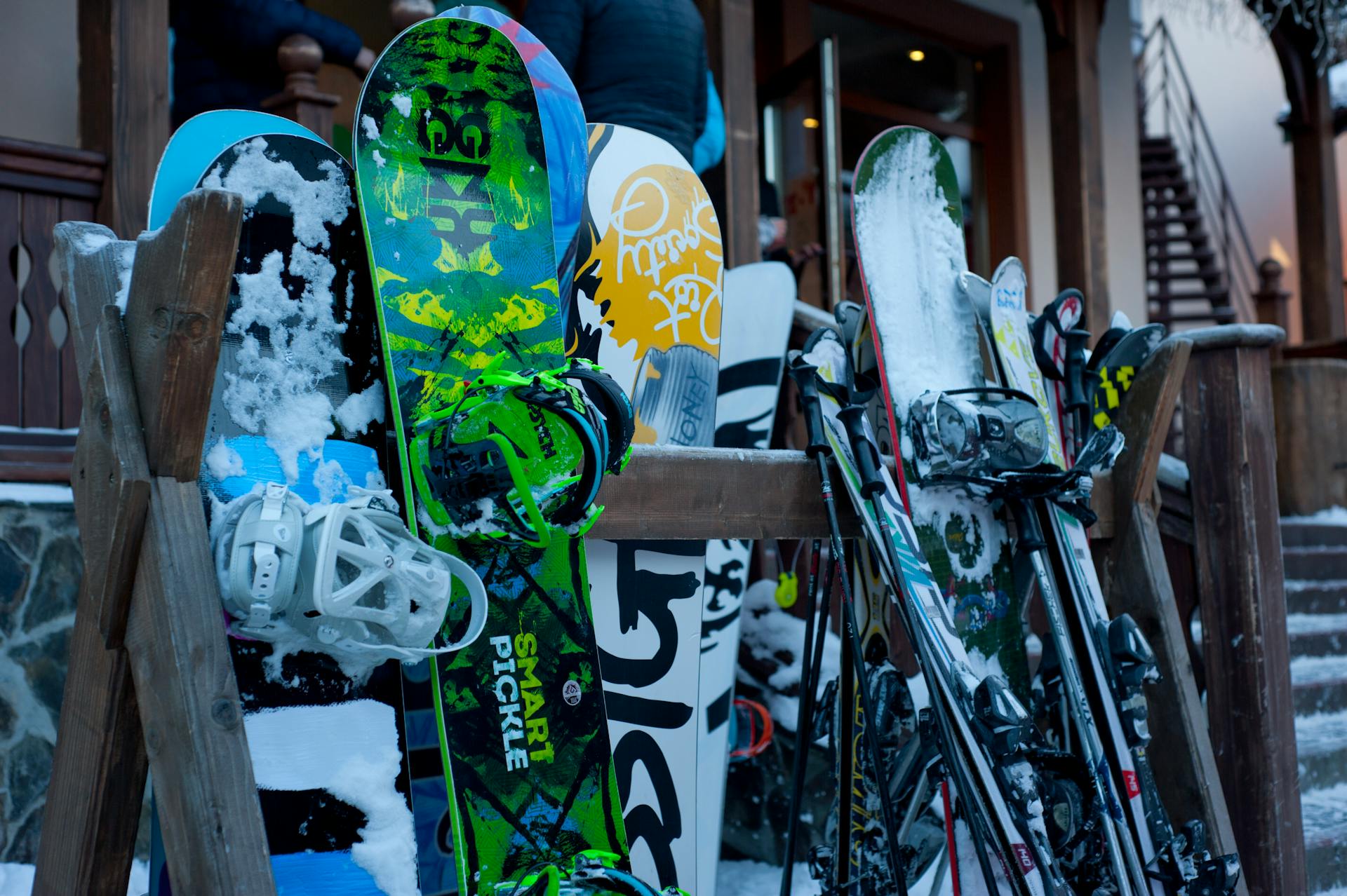 Snowboard und Ski bei einem Skihalter vor einem Restaurant