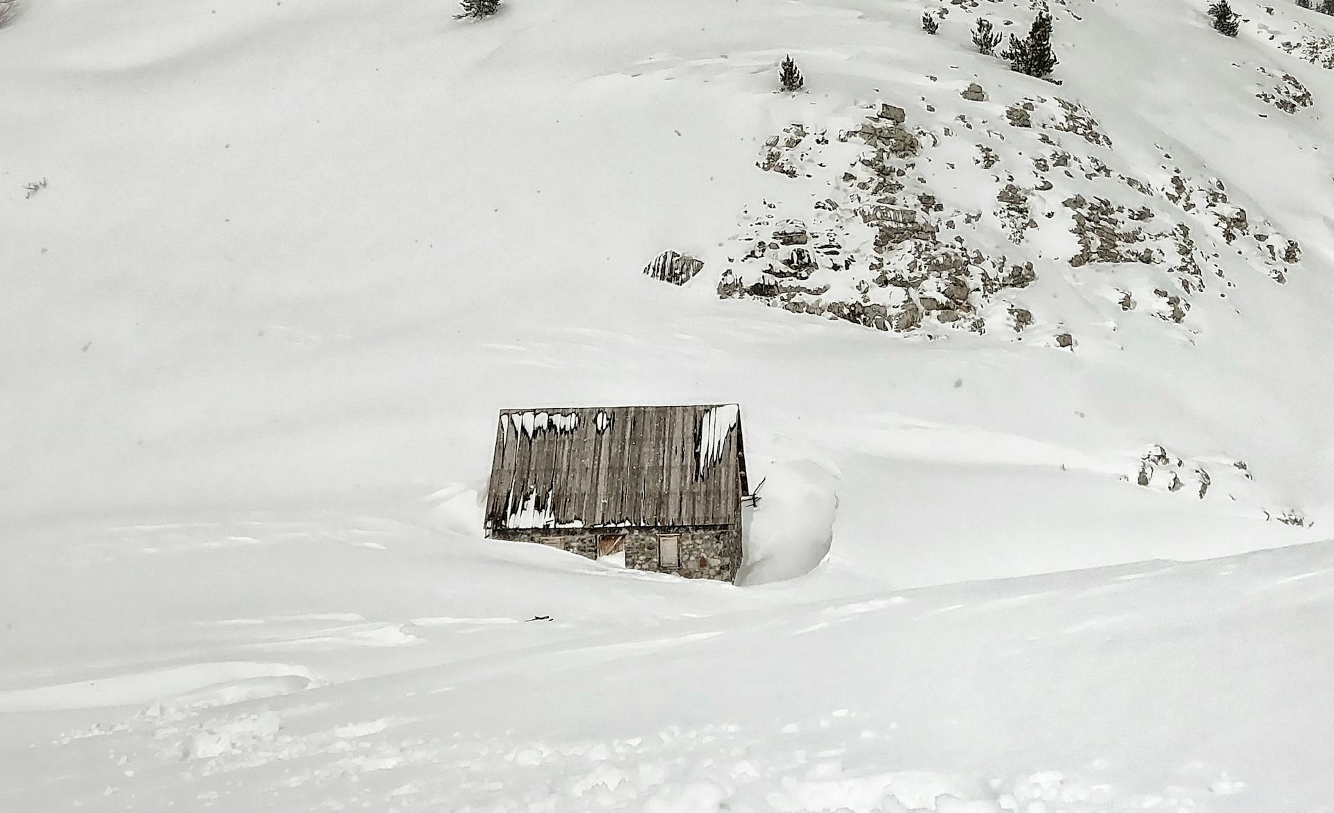 Holzhütte inmitten einer Schneelandschaft