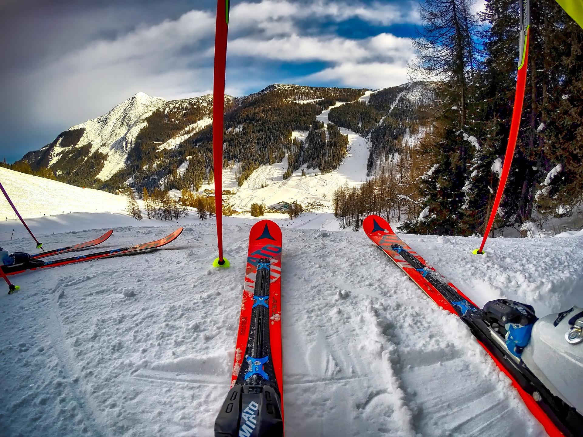 Person auf Ski bereit zur Abfahrt