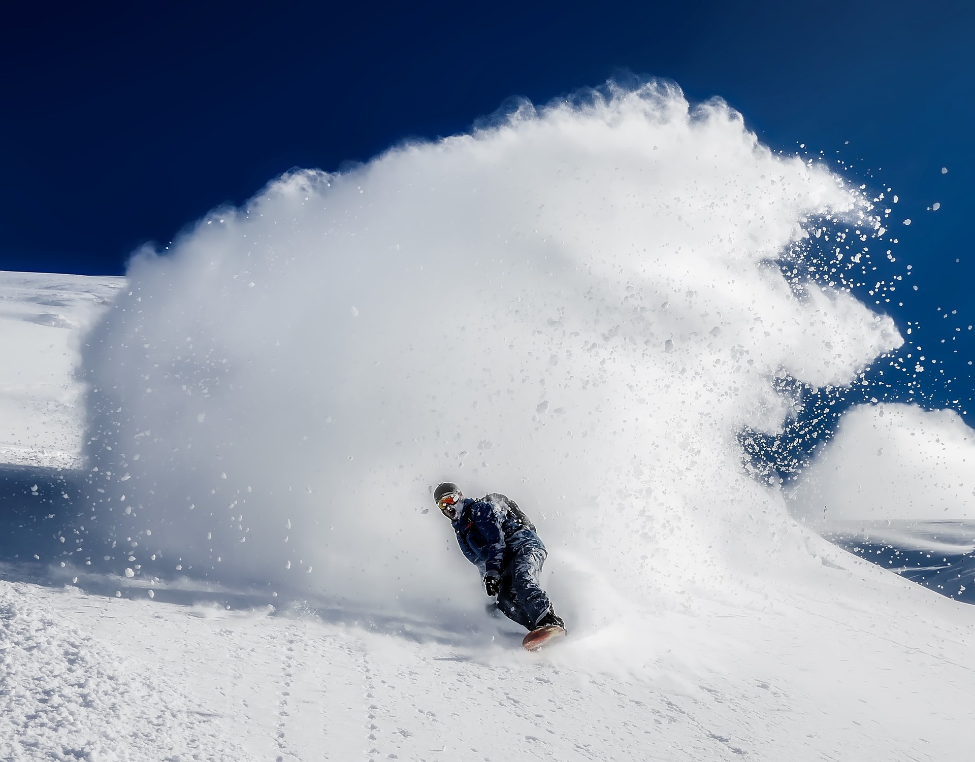 Snowboarder fährt den Berg hinunter